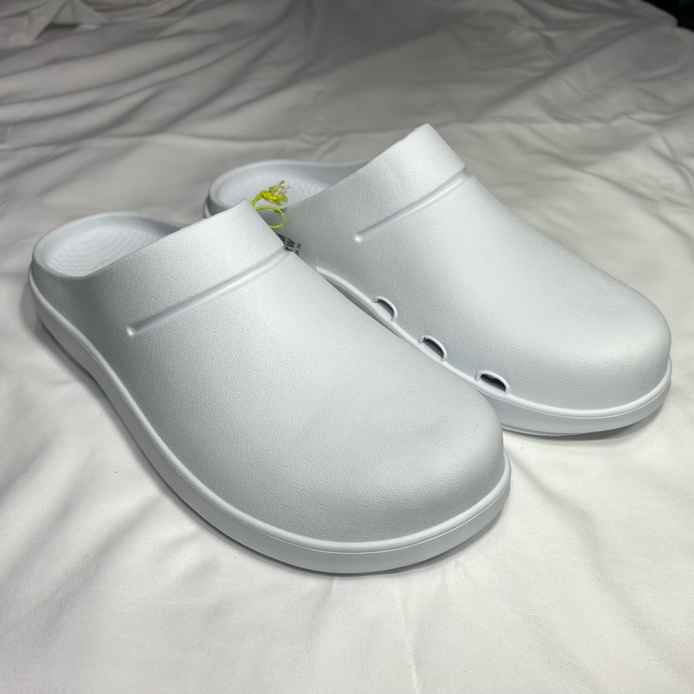 OOFOS White OOCloog Unisex M13/W15 Footwear Clogs